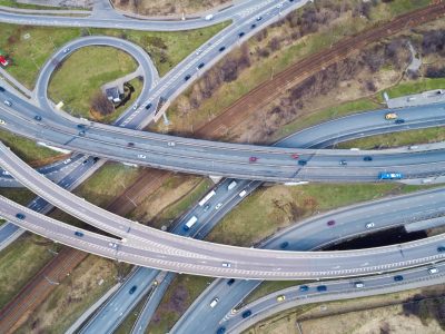 Aerial view of a freeway intersection Diseño de Intersecciones con Civil 3D